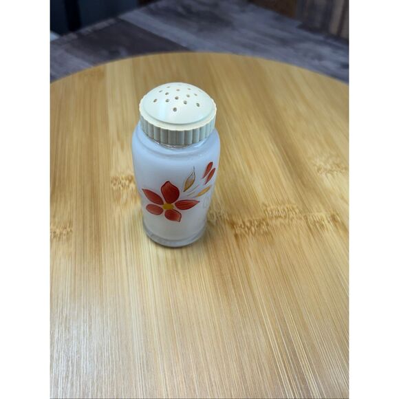 Vintage 1950s Bessie & Jessie Milk Glass Salt and Pepper Shakers – Hand Painted - Picture 7 of 7